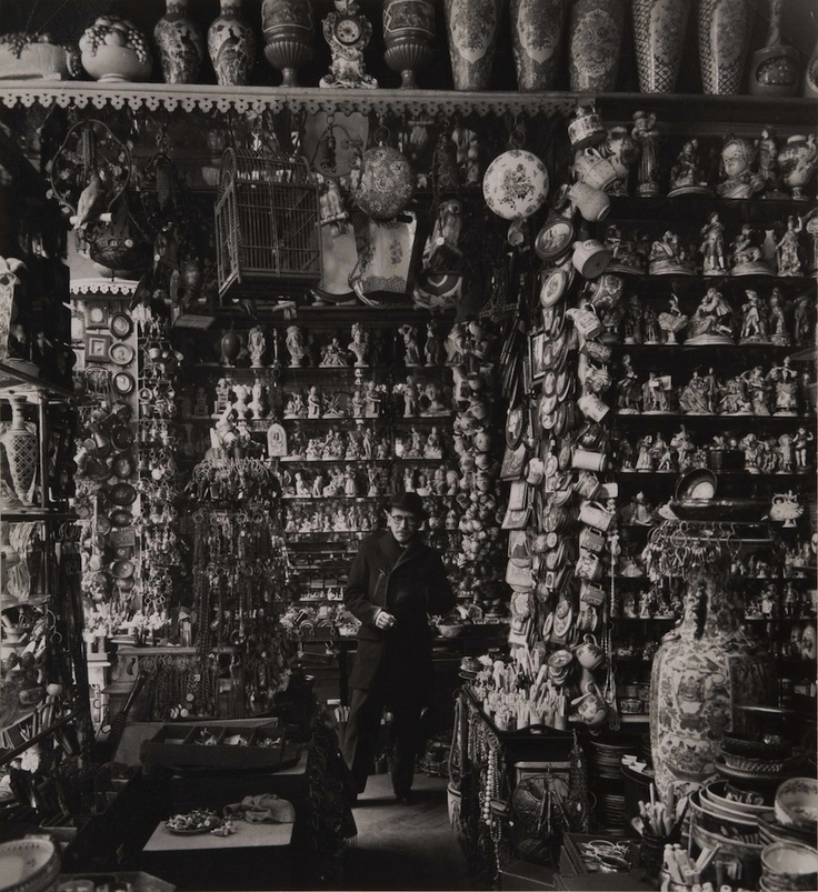 Robert_Doisneau_Saul_Steinberg_dans_un_magasin_de_porcelaine__Paris__mai_1953.jpg