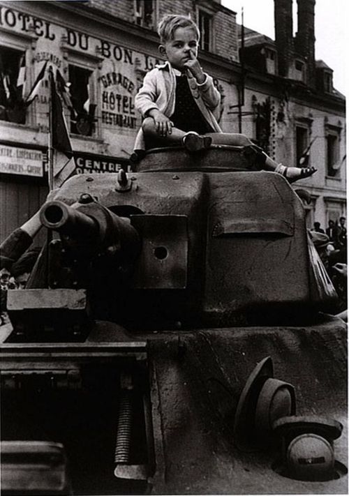 Robert_Capa___Paris__26_August_1944.jpg