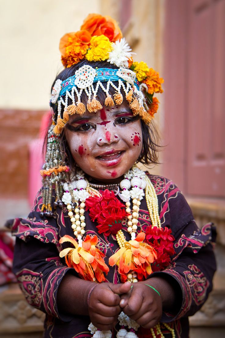 A_young_Indian_gypsy_girl_in_Jaisalmer__India.jpg