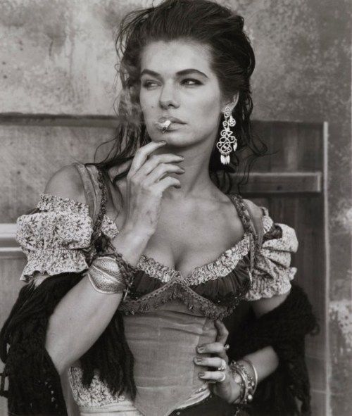 Herb_Ritts_photograph..._Gitanes__1989___1990.jpg