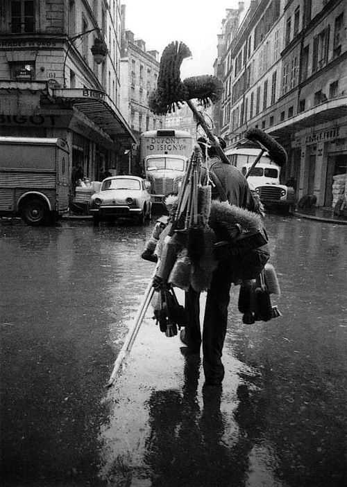 Sabine_Weiss___Marchand_du_balais__1961.jpg