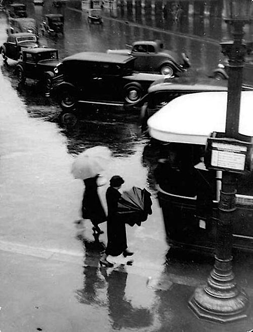 Brassa_____Sous_le_pluie__Rue_de_Rivoli__Paris__1937..jpg