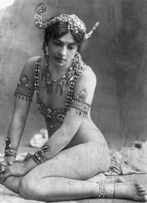 A_portrait_of_Mata_Hari__circa_1907.jpg