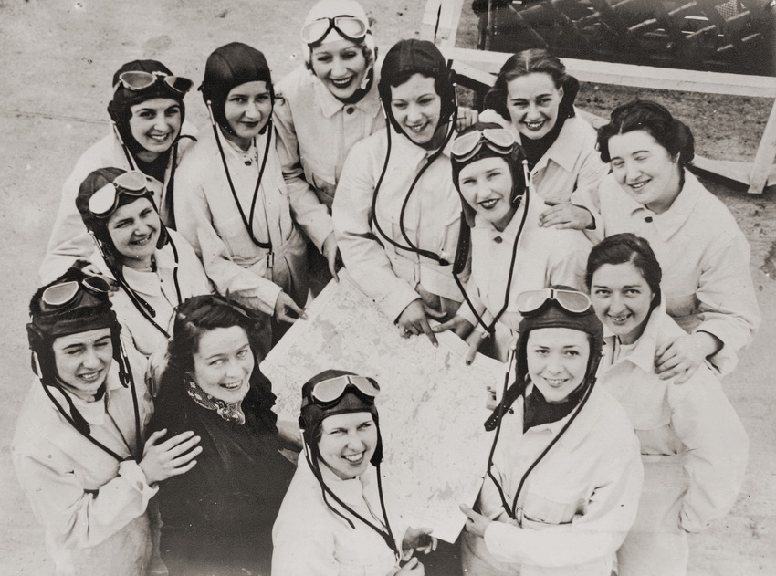 English_female_pilots__Romford__WW2_.JPG