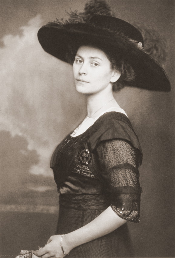 Nicola_Perscheid__Berlin__Woman_with_hat__1900_ca.JPG