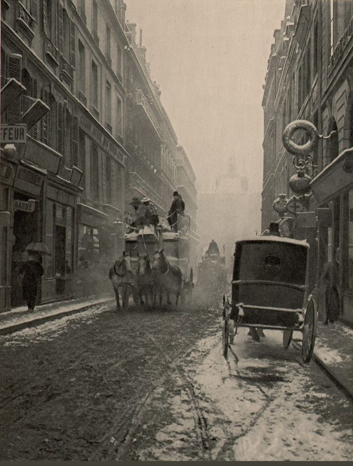 La_rue_de_Richelieu_pendant_l_hiver_de_1904._Une_photo_de_Paul_Schulz___Paris_1900.jpg