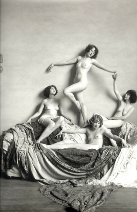 Ziegfeld_Girls__1920s__photo_by_Alfred_Cheney_Johnston.jpg