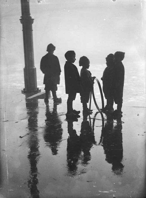 Henri_Berssenbrugge_Children_playing_with_a_hoop__Fish_Market__Rotterdam__1910.jpg