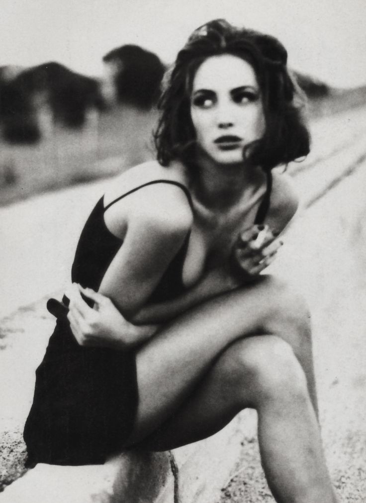 Christy_Turlington_in_Vogue_Italia__January_1990___Belladonna__._Photo_Ellen_von_Unwerth..jpg