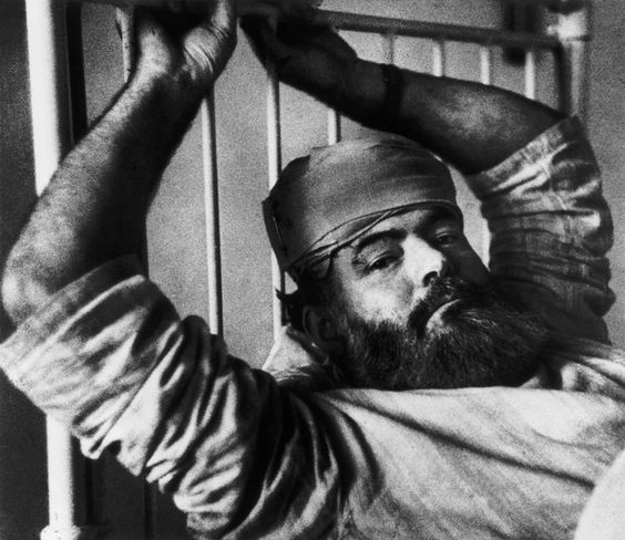 Robert_Capa___Ernest_Hemingway.jpg