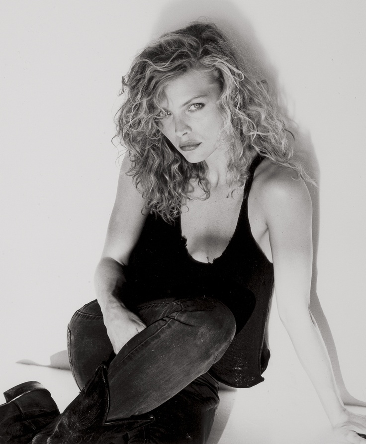 Michelle_Pfeiffer_by_Herb_Ritts.jpg
