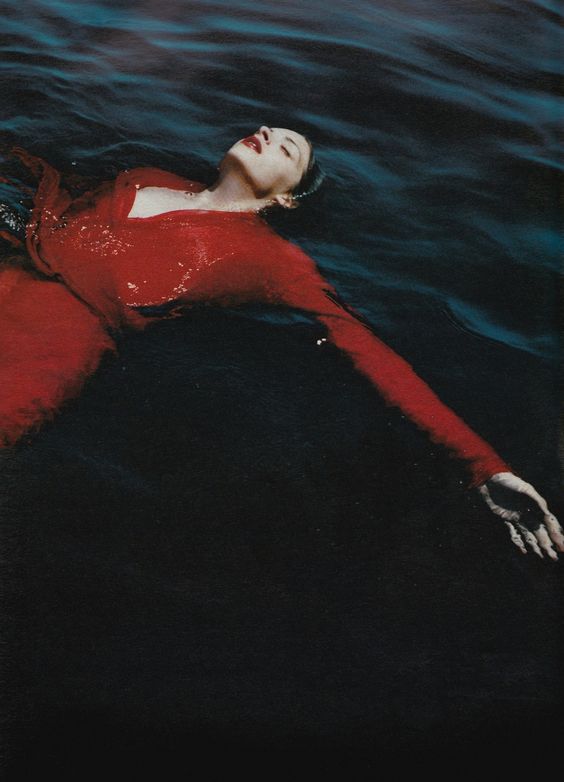 Anouck_Lepere_by_Mario_Testino_for_w_magazine_september_2000..jpg