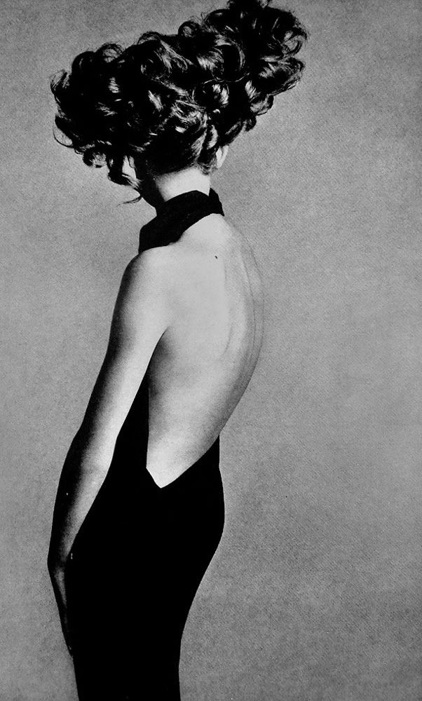 Jean_Shrimpton__evening_dress_by_Galitzine__hair_by_Alexandre__Paris_studio__August_1965_by_Richard_Avedon.jpg