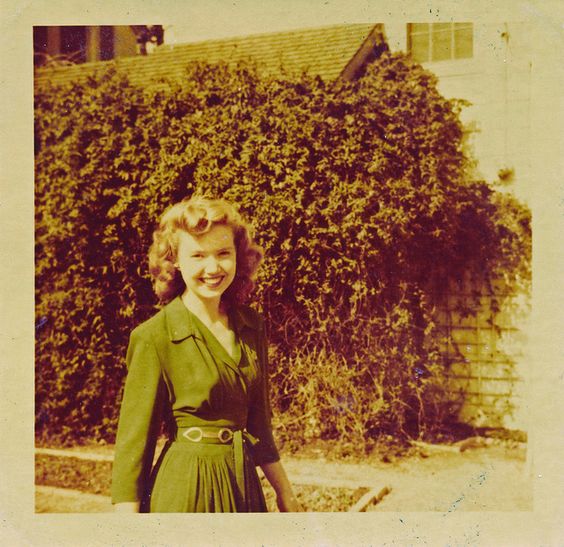 Lady_in_green__1940_s.jpg