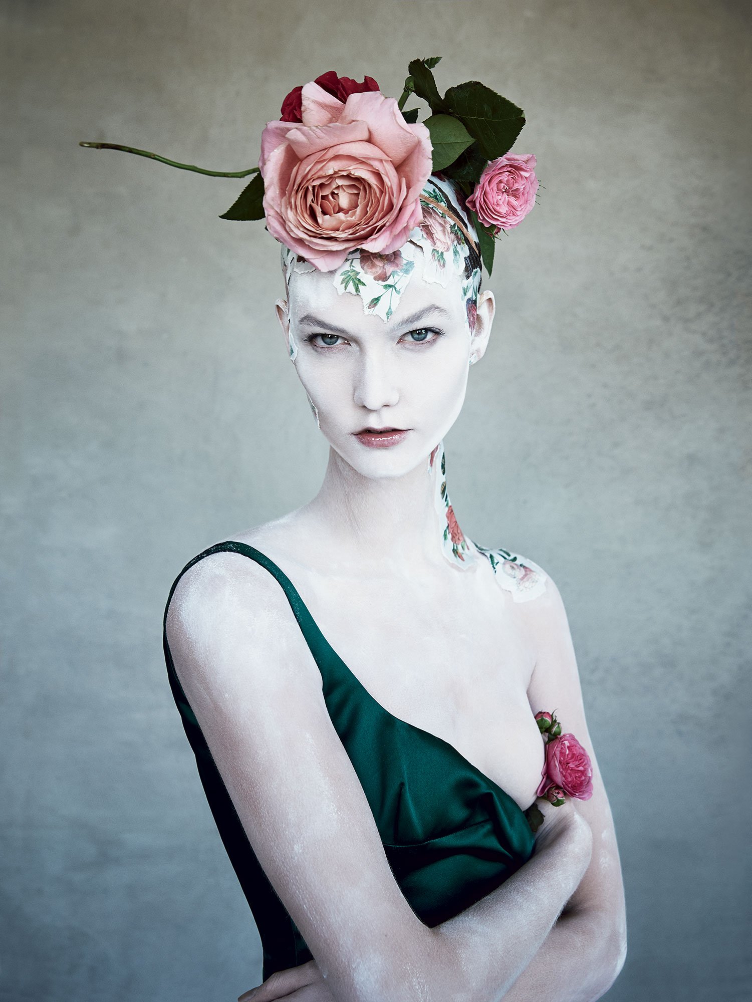 holding_new_rose_perfumes_karlie_kloss_patrick_demarchelier.jpg