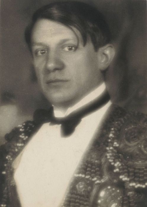 Pablo_Picasso__Paris_early_1920s__by_Man_Ray.jpg