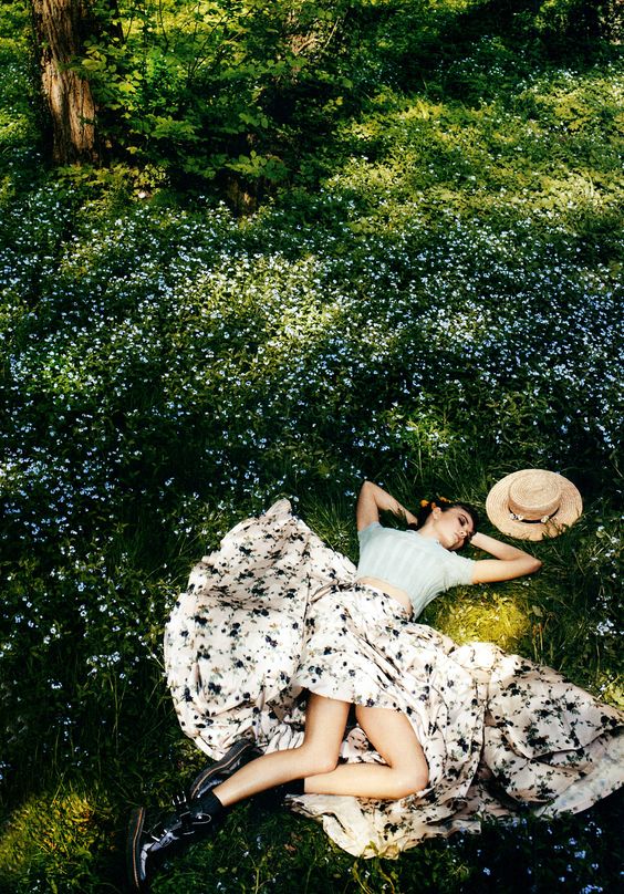 Karlie_Kloss_by_Mario_Testino_for_Vogue_US.jpg