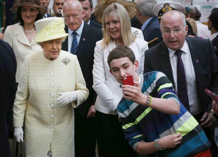 TheguydecidedtodoaselfiewithQuee.jpg