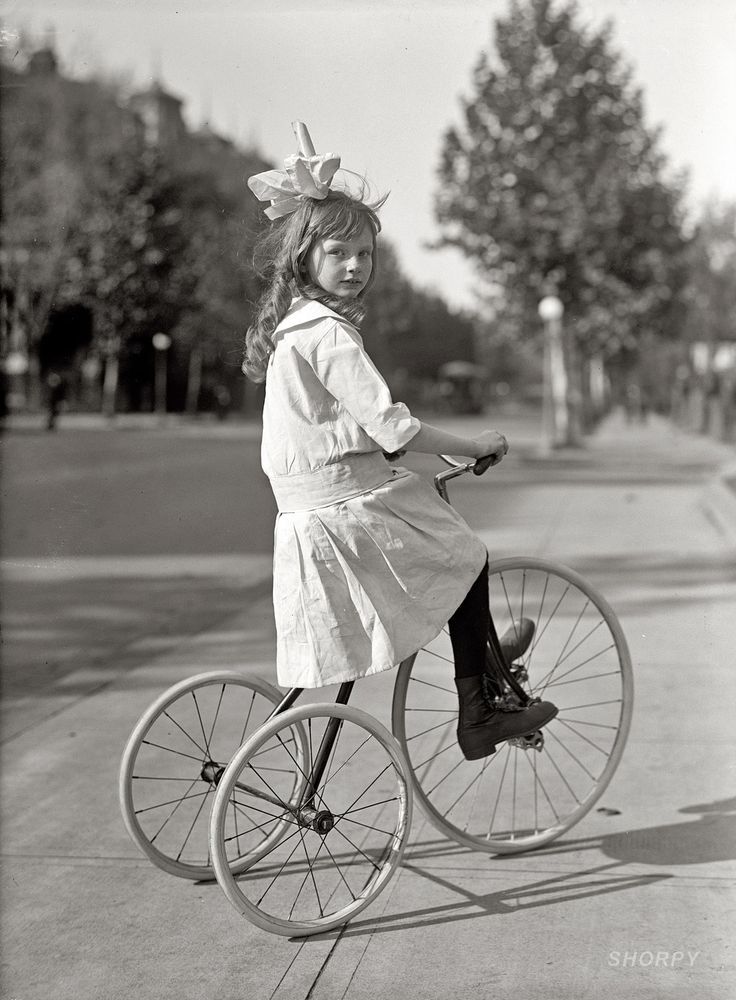 Helen_Marye_on_a_tricycle__Washington__1915___by_Harris___Ewing_Collection.jpg
