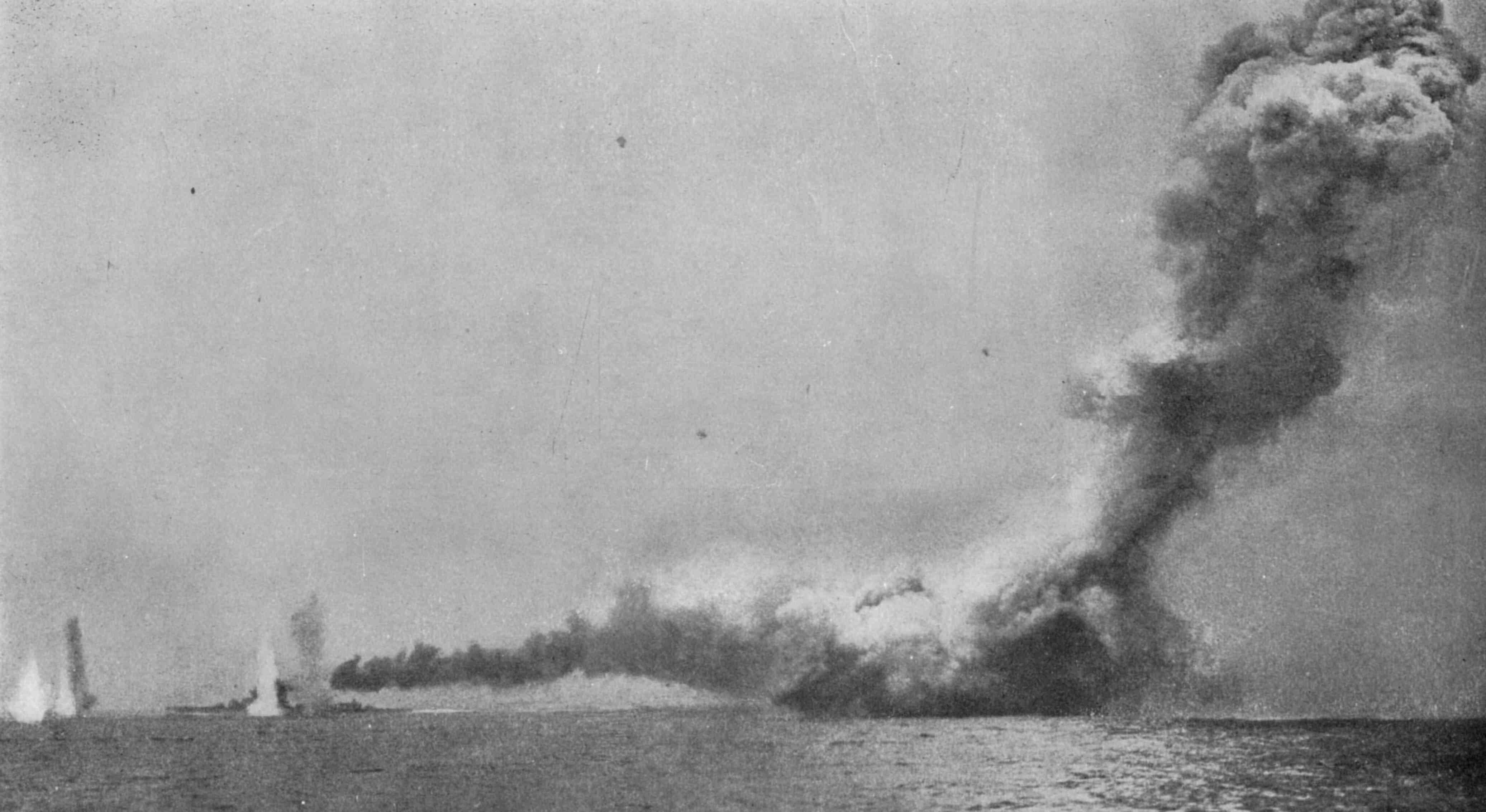 HMSLion_besideHMSQueenMaryblowingup1916.jpg