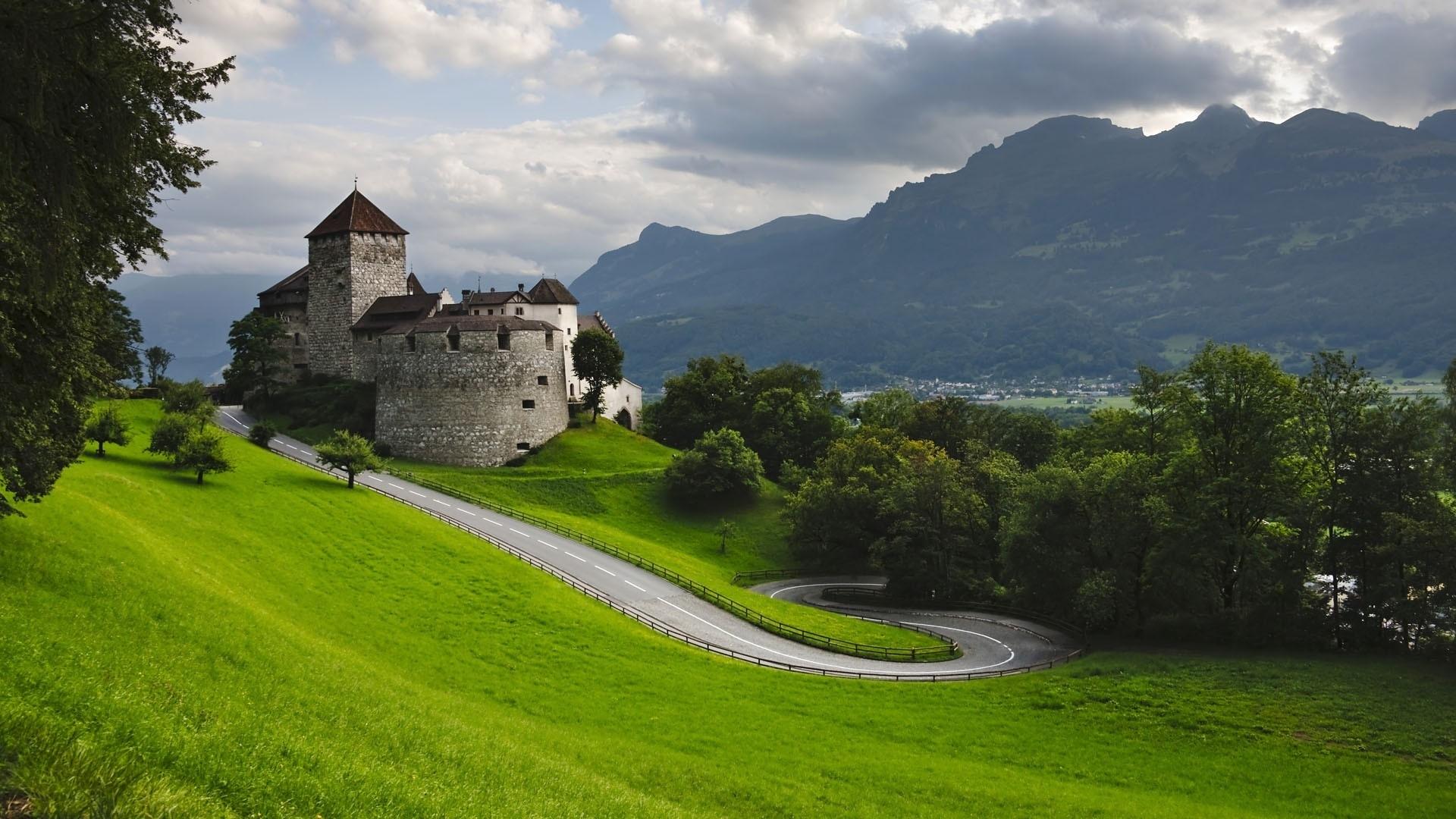wonderful_castle_in_liechtenstein.jpg