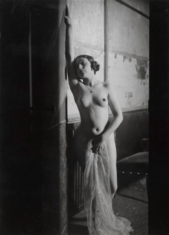 ___Brassai__fille_aux_Folies_Bergeres__1932.jpg
