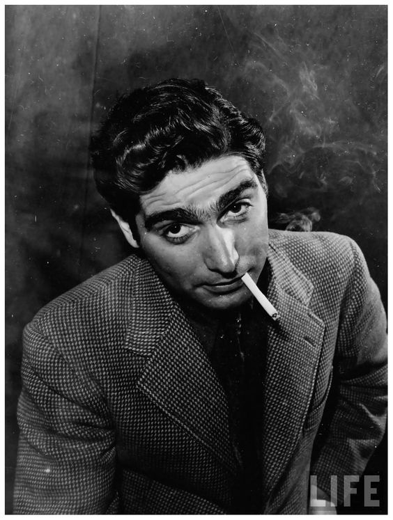 The_great_war_photographer_Robert_Capa_1942_by_Alfred_Eisenstaedt.jpg