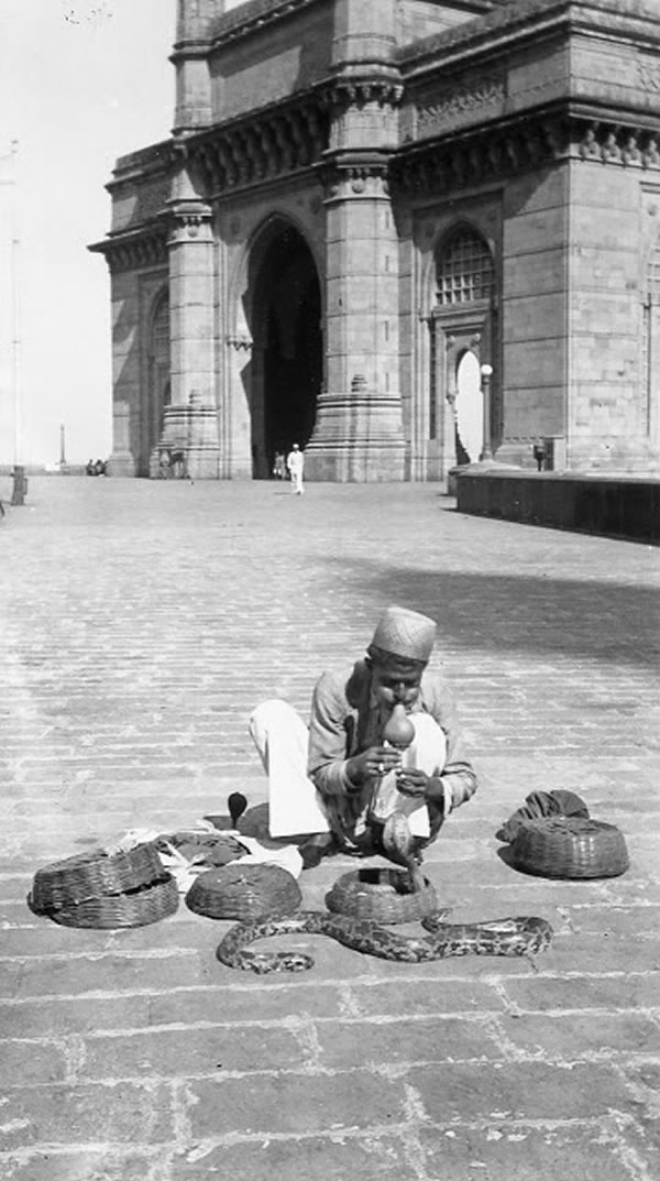 Snake_charmer_at_Gateway_of_India_Bombay_Mumbai_India_1939.jpg