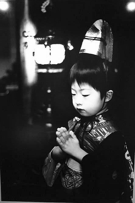 Sabine_Weiss___Enfant_priant__Tokyo.jpg