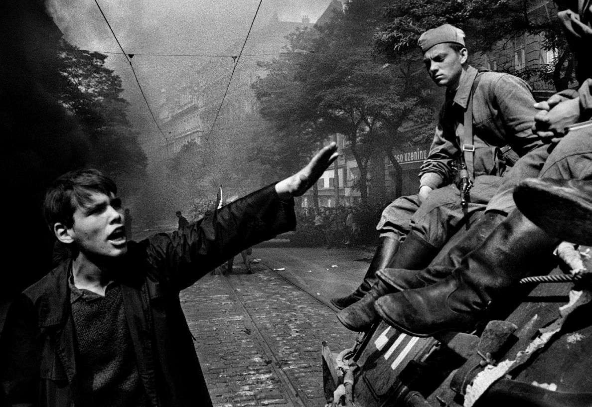 Invasion_Prague__1968._Josef_Koudelka.jpg