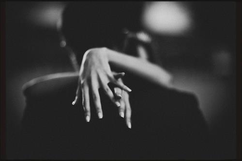 black_and_white_couple_embrace_hands_kiss_favim_com_414857.jpg