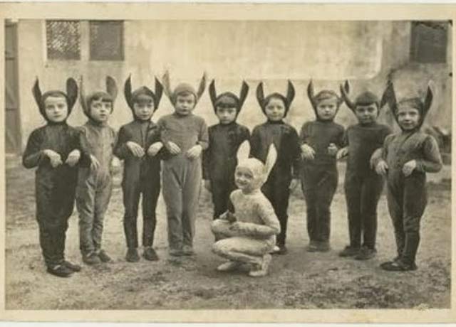 Creepy_Vintage_Halloween_Costumes_5.jpg