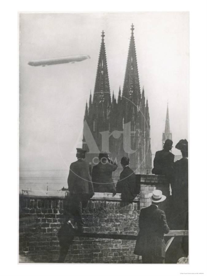 excited_spectators_watching_a_zeppelin_z111_fly_over_cologne_cathedral_germany_u_l_ov6sr0.jpg