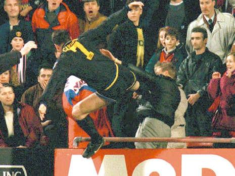 Cantona_20attakiert_20Zuschauer_20im_20Crystal_20Palace__2778395__MBQF_1299236837_templateId_renderScaled_property_Bild_height_349.jpg