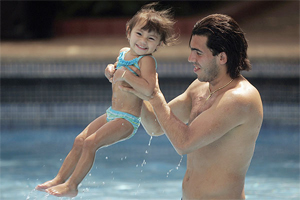 carlos_tevez_with_his_daugther1.jpg