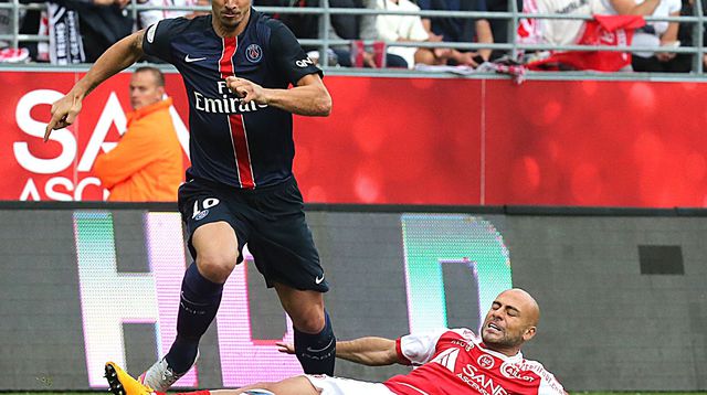 l_attaquant_du_psg_zlatan_ibrahimovic_tacle_par_le_remois_jaba_kankava_le_19_septembre_2015_au_stade_auguste_delaune_5420271.jpg