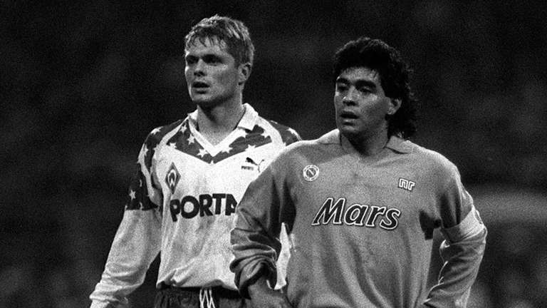 24386459_ein_schwarz_weiss_bild_vom_dezember_1989_uli_borowka_vom_sv_werder_bremen_steht_als_bewacher_hinter_diego_armando_maradona_vom_ssc_neapel_2te2ILaeHH70.jpg