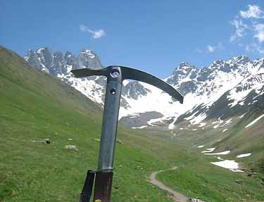 Chaukhi_Massif_Khevsureti_bazelitz_chauxi.jpg