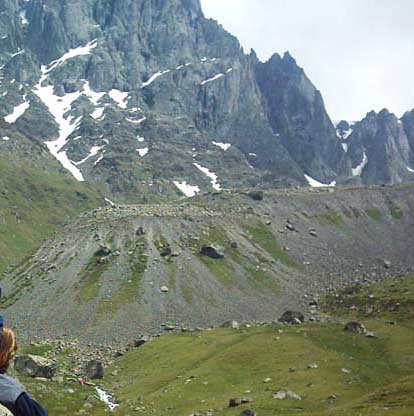 Chaukhi_in_Khevsureti_near_Dshuta.jpg