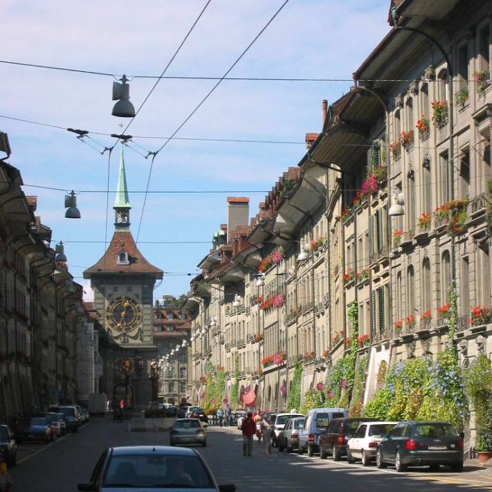 Жизнь в берне. Берн швейцария. Цитглогге берн. Швейцария столица берн. Швейцария столица берн улицы.