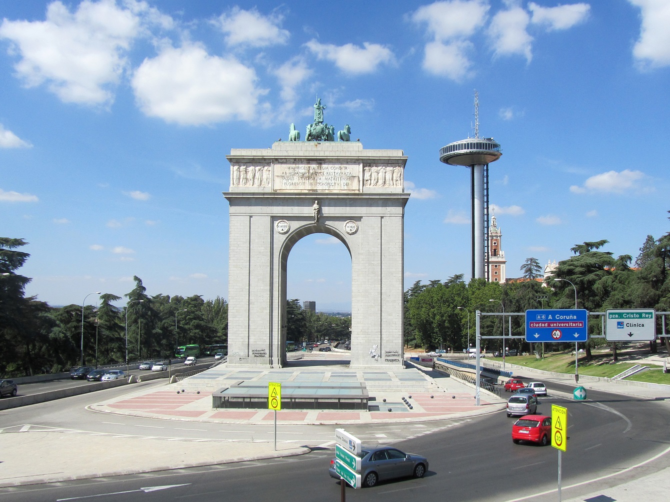 Arco_de_la_victoria_faro_de_moncloa_madrid.jpg