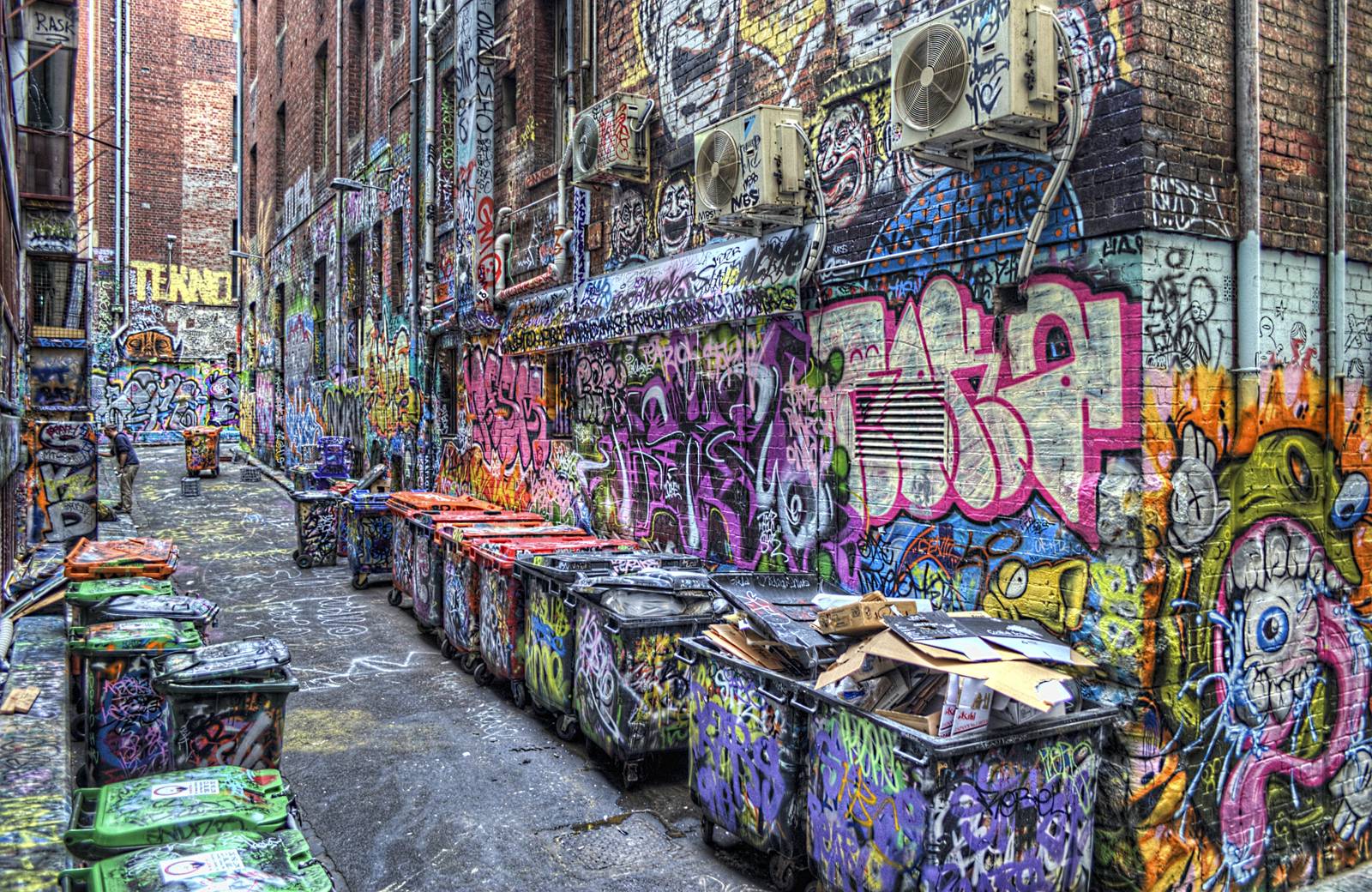 Corridor_of_Graffiti_in_Downtown_New_York.jpg