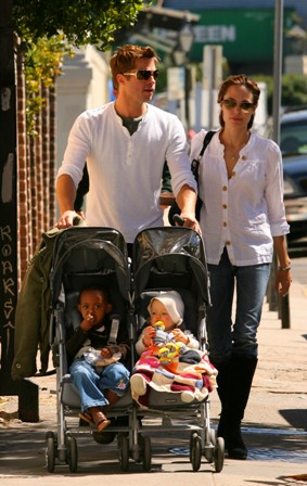 Angelina_Jolie_with_family_in_New_Orleans_5.jpg