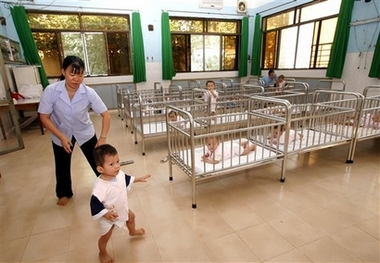 capt_hcm10303131455_vietnam_jolie_adoption_hcm103.jpg