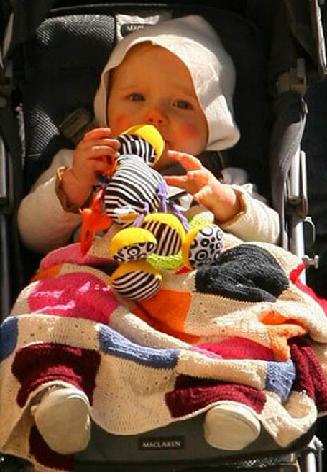 shiloh_joliepitt_stroller_02.jpg