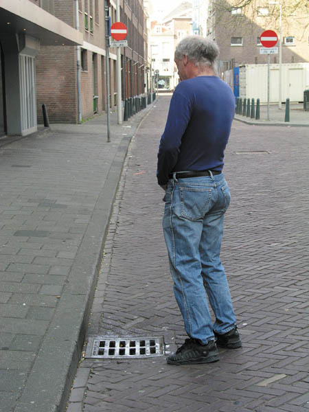 pissing_2.jpg