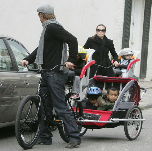angelina_jolie_shiloh_bicycle_02.jpg