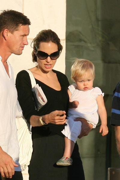 63185290___angelina_jolie_shiloh.jpg