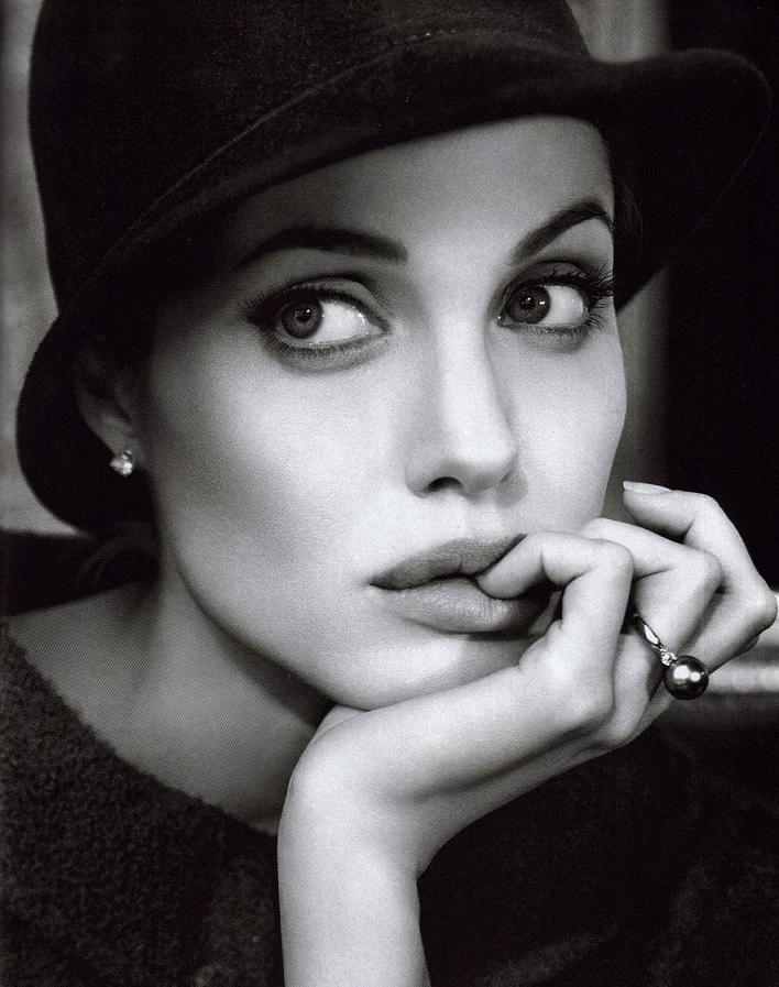 kinopoisk.ru_Angelina_Jolie_427249.jpg