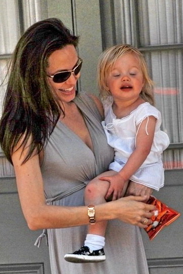 angelina_jolie_mommy_mode_06.jpg